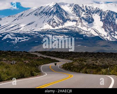 Excursions en moto sur la route du bassin du lac Mono avec la chaîne de montagnes de la Sierra en arrière-plan Banque D'Images