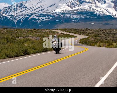 Excursions en moto sur la route du bassin du lac Mono avec la chaîne de montagnes de la Sierra en arrière-plan Banque D'Images
