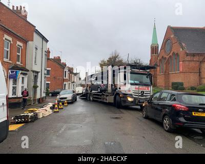 Voiture étant enlevée d'une rue pour ne pas payer la taxe de voiture Northampton Royaume-Uni Banque D'Images