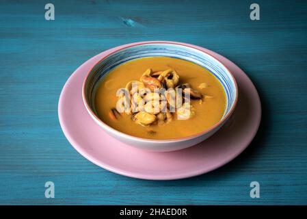 Soupe de fruits de mer à base de crevettes, moules, palourdes, merlu et calmar. Banque D'Images