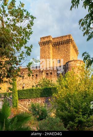 Vue extérieure des tours et des remparts du château médiéval de Jarandilla de la Vera à Cáceres, Estrémadure. Banque D'Images