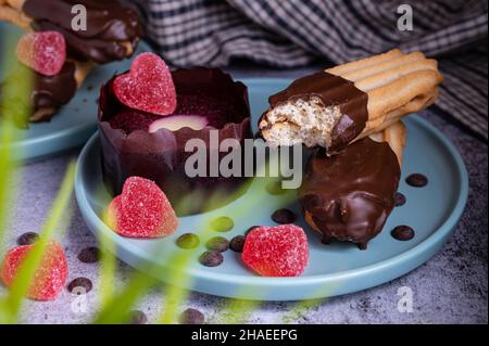 Gâteau de Saint-Valentin. Biscuit digestif enrobé de chocolat noir . Délicieux dessert sucré truffe et bonbons en forme de coeur sur une assiette. Wi d'arrière-plan sombre Banque D'Images