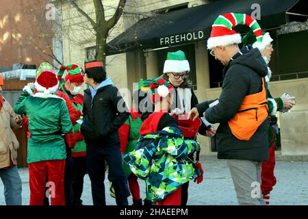 Premier ElfCon une alternative pour les enfants à la débauche de SantaCon, New York, NY USA Banque D'Images