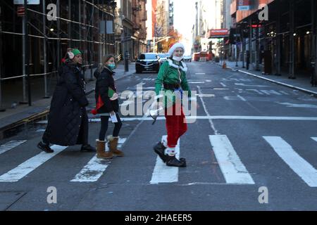 Premier ElfCon une alternative pour les enfants à la débauche de SantaCon, New York, NY USA Banque D'Images