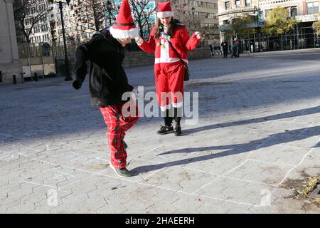 Premier ElfCon une alternative pour les enfants à la débauche de SantaCon, New York, NY USA Banque D'Images