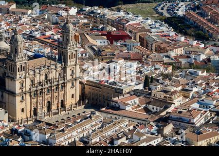 Haut vue de la façade de la cathédrale gothique de Jaén (Espagne) depuis la Croix située dans le Castillo de Santa Catalina, un matin ensoleillé en automne Banque D'Images