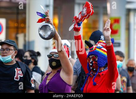 Bangkok, Thaïlande.12th décembre 2021.Les manifestants saluent à trois doigts pendant la manifestation.Les manifestants exigent la démission du Premier ministre Prayuth Chan-ocha et l'abolition de la loi de 112 sur la lèse-majeste.Crédit : SOPA Images Limited/Alamy Live News Banque D'Images