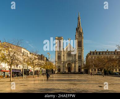 L'Eglise notre Dame a été construite en 1881 sur la place de la liberté.La plus grande église de Saint-Chamond (France) a été absente d'une flèche depuis la chute de la barre de toit en réparation.Il est fermé pour services depuis 2004.L'église du centre de Saint-Chamond (France) sera désectée à l'été 2022 et dorénavant utilisée à des fins culturelles Banque D'Images