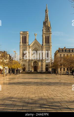 L'Eglise notre Dame a été construite en 1881 sur la place de la liberté.La plus grande église de Saint-Chamond (France) a été absente d'une flèche depuis la chute de la barre de toit en réparation.Il est fermé pour services depuis 2004.L'église du centre de Saint-Chamond (France) sera désectée à l'été 2022 et dorénavant utilisée à des fins culturelles Banque D'Images