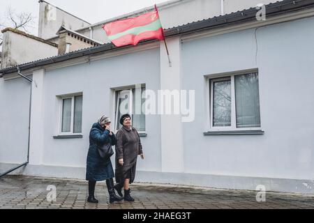 Les femmes arrivent à un bureau de vote pour voter lors des élections présidentielles à Tiraspol. Tiraspol est la capitale de la Transnistrie (de facto), un État sécessionniste de Moldavie considéré comme un État « non reconnu ».La ville est située sur la rive est de la rivière Dniester et est un point de convergence régional pour l'industrie légère, comme la fabrication de meubles et de produits électriques.L'élection présidentielle doit avoir lieu le 12th 2021 décembre.Crédit : SOPA Images Limited/Alamy Live News Banque D'Images