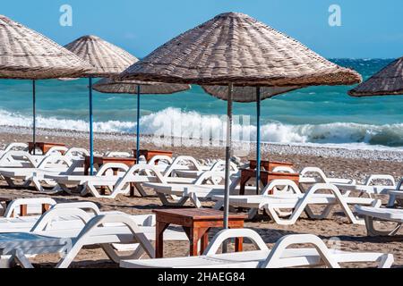 la plage avec des parasols et des lits de chevalet est vide pendant une tempête Banque D'Images