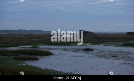 Mudflats à marée basse dans la réserve naturelle du port de Pagham. Banque D'Images