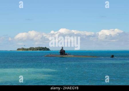 Saipan, États-Unis.16 janvier 2013.Le sous-marin USS la Jolla de la Marine américaine de Los Angeles part après une visite du port le 16 janvier 2013 à Saipan, dans les îles Mariannes du Nord.Crédit : ENFN Jessica Smith/États-UnisNavy/Alamy Live News Banque D'Images