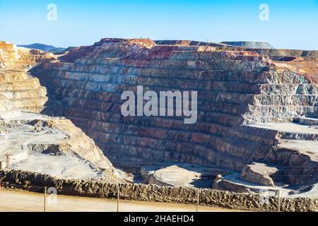 Corta Atalaya avec les niveaux miniers à la mine ouverte.Excavation profonde de pyrite et extraction de minéraux de cooper et d'or dans la municipalité de Minas de Banque D'Images