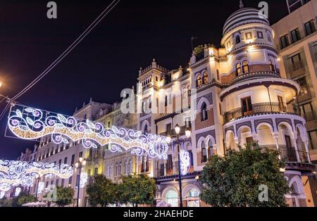 Noël lumières décoration Constitution avenue, Avenida de la Constitución, à Séville, Andalousie, Espagne Banque D'Images