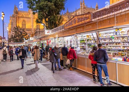 Séville, Espagne - 03 décembre 2021 : marché de Noël autour de la cathédrale de Séville à l'heure de noël.Les gens font leurs achats de Noël à Noël ma Banque D'Images