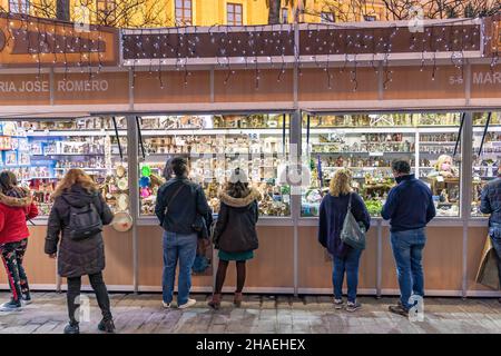 Séville, Espagne - 03 décembre 2021 : marché de Noël autour de la cathédrale de Séville à l'heure de noël.Les gens font leurs achats de Noël à Noël ma Banque D'Images