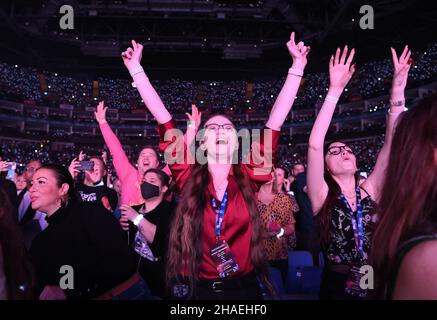 PAS D'ARCHIVE PAS DE VENTE USAGE ÉDITORIAL SEULS les fans profitent de la deuxième journée du Jingle Bell ball de Capital avec Barclaycard à la O2 Arena de Londres.Date de la photo: Samedi 12 décembre 2021. Banque D'Images