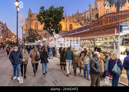 Séville, Espagne - 03 décembre 2021 : marché de Noël autour de la cathédrale de Séville à l'heure de noël.Les gens font leurs achats de Noël à Noël ma Banque D'Images