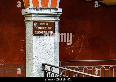 La cour de l'ancien couvent des Minimes dans le Parc Nelson Mandela à Saint-Chamond est nommée "Cour de la Déclaration des Droits de l'Homme et du Citoyen", comme l'indique une plaque sur l'un des piliers à rayures rouges et blanches, département de la Loire, France. Le nom fait référence à la Déclaration des droits de l'homme et du citoyen de 1789, l'un des documents fondateurs de la Révolution française. Banque D'Images