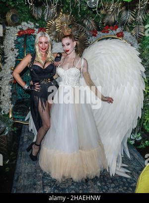 Londres, Royaume-Uni.11th décembre 2021.Cabaret toutes les étoiles Denise Van Outen et Katrina Louise sont vus en coulisses à Proud Embankment.(Photo de Brett Cove/SOPA Images/Sipa USA) crédit: SIPA USA/Alay Live News Banque D'Images