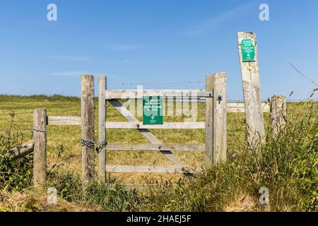 Terrain privé pas de panneaux d'accès à la porte à côté du sentier de Pembrokeshire, pays de Galles, Royaume-Uni Banque D'Images