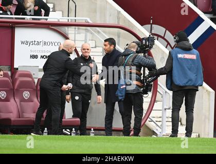 Tynecastle Park Edinburgh.Scotland UK.12th déc 21 le cœur du Midlothian contre le cinch Rangers en première place.Giovanni van Bronckhorst, directeur du FC Rangers secoue les mains avec les coeurs entraîneur d'aide Steven Naismith crédit: eric mccowat/Alay Live News Banque D'Images