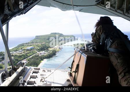 Orote Island, États-Unis.03 décembre 2021.Kim Doyle, chef de l’aviation américaine, les charmeurs de l’escadron de transport aérien 36th, les scouts pour une bonne zone de dépôt pendant l’opération annuelle de Noël 70th baisse le 3 décembre 2021 au-dessus de l’île d’Orote, à Guam.Chaque année en décembre, les équipages ont fait don de nourriture, de fournitures, de matériel éducatif et d'outils à 55 nations insulaires du Pacifique Sud-est.Crédit : TSgt.Joshua Edwards/US Airforce photo/Alamy Live News Banque D'Images