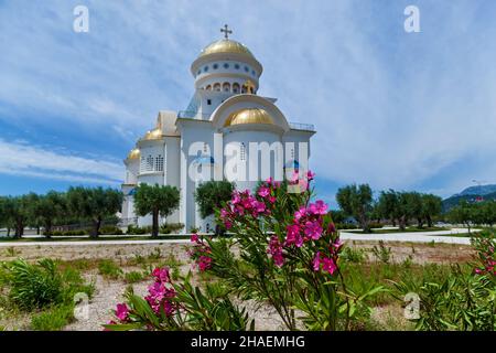 Belles fleurs roses de plantes d'oléander sur le fond d'une belle église au Monténégro Banque D'Images