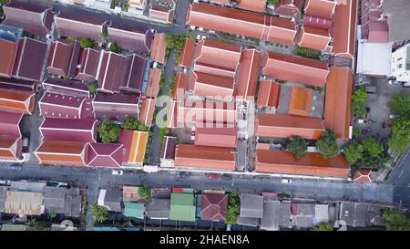 Belle vue depuis le sommet des maisons avec des toits de tuiles.Vue de dessus des maisons modernes et anciennes de la ville.Paysage urbain de la ville et de la ville depuis la vue de dessus.Vieux et Mo Banque D'Images