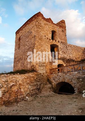 Vue en soirée sur les ruines de Cachticky hrad - Slovaquie Banque D'Images