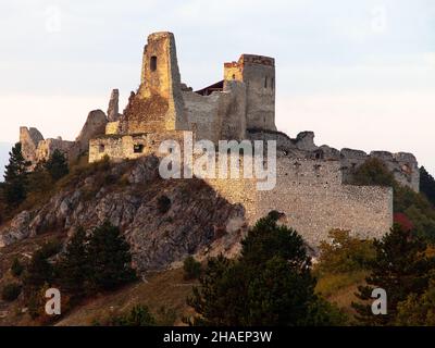 Vue en soirée sur les ruines de Cachticky hrad - Slovaquie Banque D'Images