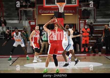 Varese, Italie.12th décembre 2021.-3 Trey Kell OpenJobMetis Varese lors du match de championnat de LBA Italie entre Openjobmestis Varèse vs Devi Napoli basket, à Varèse, Italie, le Dicember 12, 2021.Crédit : Fabio Averna/Alay Live News Banque D'Images