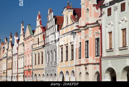 Vue depuis la place de la ville de Telc, avec ses maisons colorées Renaissance et baroques, la ville de l'UNESCO en République tchèque Banque D'Images