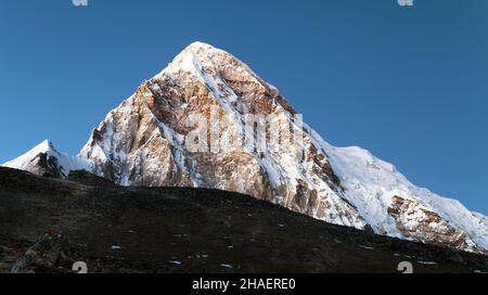 Vue en soirée au sommet de Kala Patthar et du mont Pumo RI près du village de Gorak Shep, vallée de Khumbu, parc national de Sagarmatha, Népal Banque D'Images