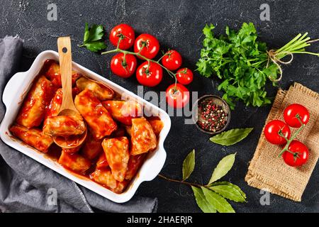 Golabki, plat polonais composé de feuilles de chou farcies avec une combinaison de viande hachée et de riz cuit dans une sauce à base de tomate, servi dans un four Banque D'Images