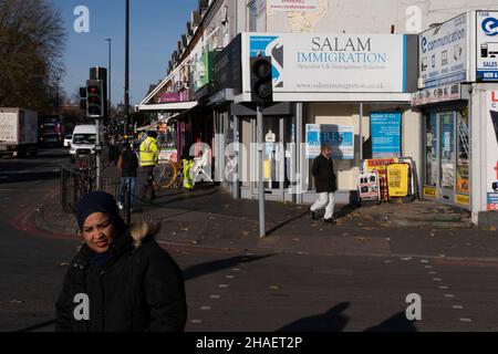Des avocats spécialisés en immigration sont installés le 25th novembre 2021 à Birmingham, au cœur de la ville de Birmingham, le long de Stratford Road, dans le quartier de Birmingham, entre Springfield, Hall Green et Sparkbrook.Le Sparkhill est devenu fortement influencé par les migrants qui se sont installés ici pendant de nombreuses décennies.Elle compte une grande population de minorités ethniques, principalement d'origine sud-asiatique, ce qui se traduit par le nombre de restaurants asiatiques dans la région.En conséquence, Sparkhill est devenu un centre principal dans le triangle Balti de Birmingham. Banque D'Images