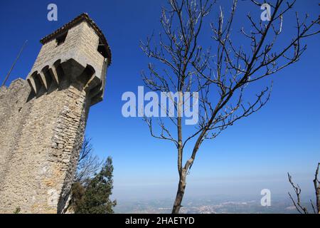 Belles images de l'état de Saint-Marin en Italie.La tour panoramique qui surplombe le territoire.Saint-Marin est la plus ancienne république du wor Banque D'Images