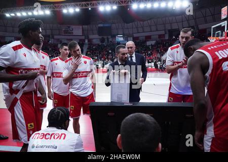 Varese, Italie.12th décembre 2021.Couach ADRIANO VERTEMATI OpenJobMetis Varese lors du match de championnat de LBA Italie entre Openjobmestis Varèse vs Devi Napoli basket, à Varèse, Italie, le Dicember 12, 2021.Crédit : Agence photo indépendante/Alamy Live News Banque D'Images