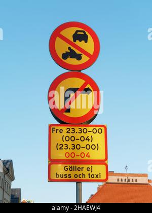 Panneau routier suédois (Translate galler ej bus och taxi ne s'applique pas aux bus et taxis) Banque D'Images
