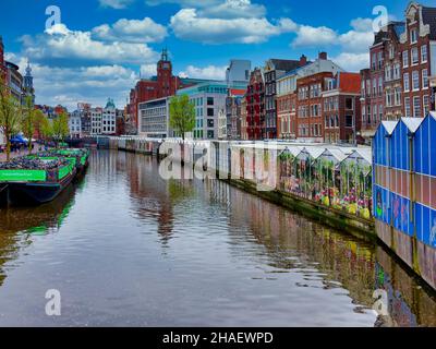 Amsterdam, pays-Bas - 2021 mai - rue d'Amsterdam bâtiments traditionnels hollandais colorés et marché aux fleurs sur le canal unique d'Amsterdam, Banque D'Images