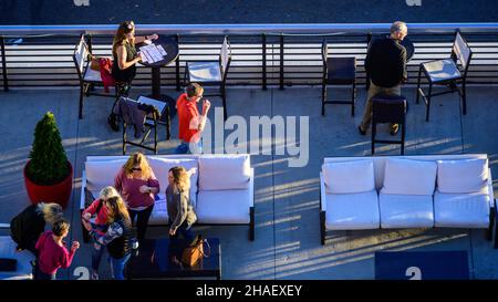 Asheville, Caroline du Nord, États-Unis -- 4 décembre 2021.Une photo donnant sur un bar à cocktails sur le toit et une salle à manger dans l'après-midi. Banque D'Images