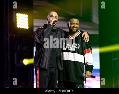 PAS D'ARCHIVE PAS D'USAGE ÉDITORIAL DE VENTE SEULEMENT Marvin Humes (à droite) et JB Gill de JLS se produire sur scène pendant le deuxième jour du Jingle Bell ball de Capital avec Barclaycard à la O2 Arena de Londres.Date de la photo: Dimanche 12 décembre 2021. Banque D'Images