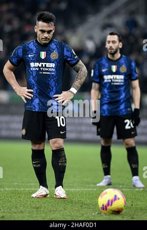 Milan, Italie.12th décembre 2021.Lautaro Martínez du FC Internazionale se prépare à tirer un coup de pénalité pendant le match de championnat italien Serie A FC Internazionale vs Cagliari Calcio au stade San Siro, Milan, Italie le 12 décembre 2021 crédit: Piero Cruciatti/Alay Live News Banque D'Images