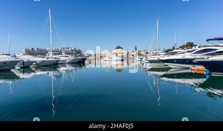 Yachts amarrés dans le port de Vilamoura, Portugal. Banque D'Images
