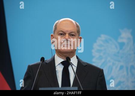 Varsovie, Varsovie, Pologne.12th décembre 2021.La chancelière allemande OLAF Scholz est vue lors d'une conférence de presse tenue à la chancellerie du Premier ministre le 12 décembre 2021 à Varsovie, en Pologne.Le chancelier allemand OLAF Scholz, récemment assermenté, s'est rendu à Varsovie pour la première fois en tant que chancelier pour discuter avec le PM polonais Mateusz Morawiecki des affaires de l'Union européenne, de la crise migratoire et de la politique énergétique, entre autres.(Image de crédit : © Aleksander Kalka/ZUMA Press Wire) Banque D'Images