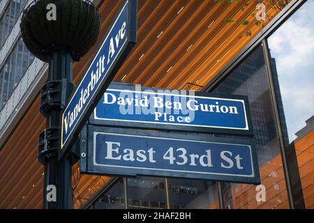 Panneau à l'intersection de Vanderbilt Ave et East 43rd St à New York City, USA 2021 Banque D'Images
