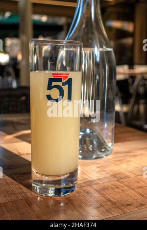 Verre de Pastis et bouteille d'eau, Banque D'Images