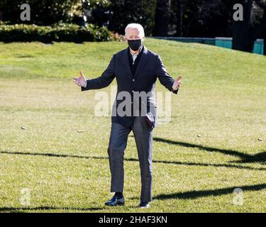 Washington, États-Unis.12th décembre 2021.Le président Joe Biden fait des gestes à la presse tout en marchant jusqu'à la Maison Blanche après être arrivé par Marine One.Crédit : SOPA Images Limited/Alamy Live News Banque D'Images