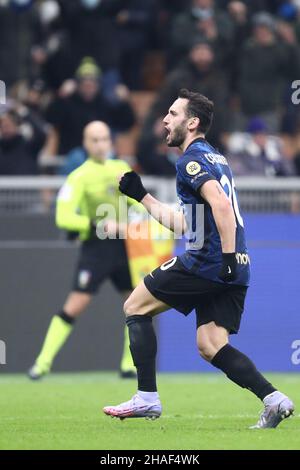 Milan, Italie.12th décembre 2021.Hakan Calhanoglu du FC Internazionale le Serie Un match entre le FC Internazionale et Cagliari Calcio au Stadio Giuseppe Meazza le 12 décembre 2021 à Milan, Italie.Credit: Marco Canoniero / Alamy Live News Banque D'Images